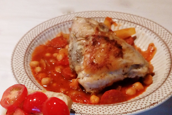Kyllingeret i dyb tallerken med tomater og baked beans